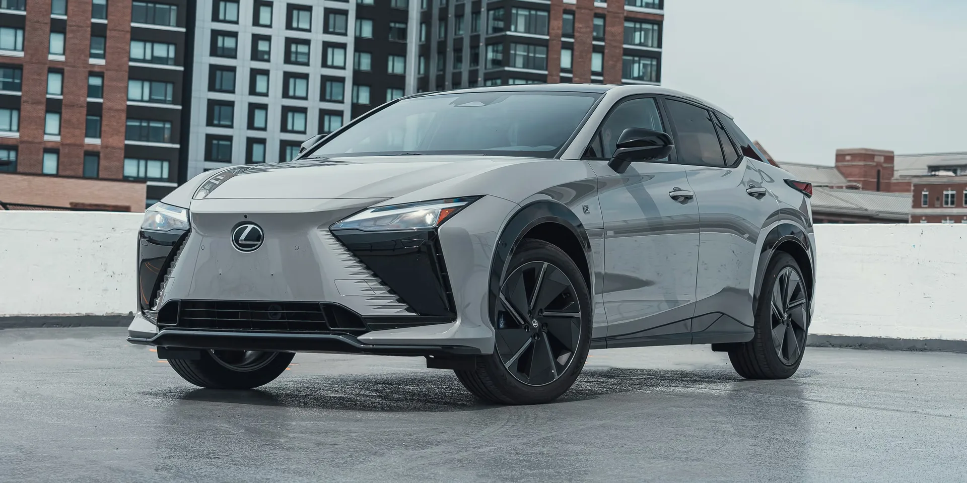 2026 Lexus RZ: Yenilenen Elektrikli SUV'un Detayları Ortaya Çıktı