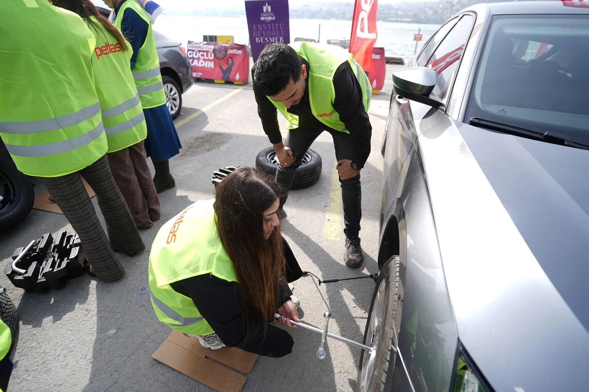 AKO Grup ve Petlas’tan Kadın Sürücülere Yol Güvenliği Eğitimi: “Güvenli Yol, Güçlü Kadın” Projesi 22 Ekim’de Ankara’da