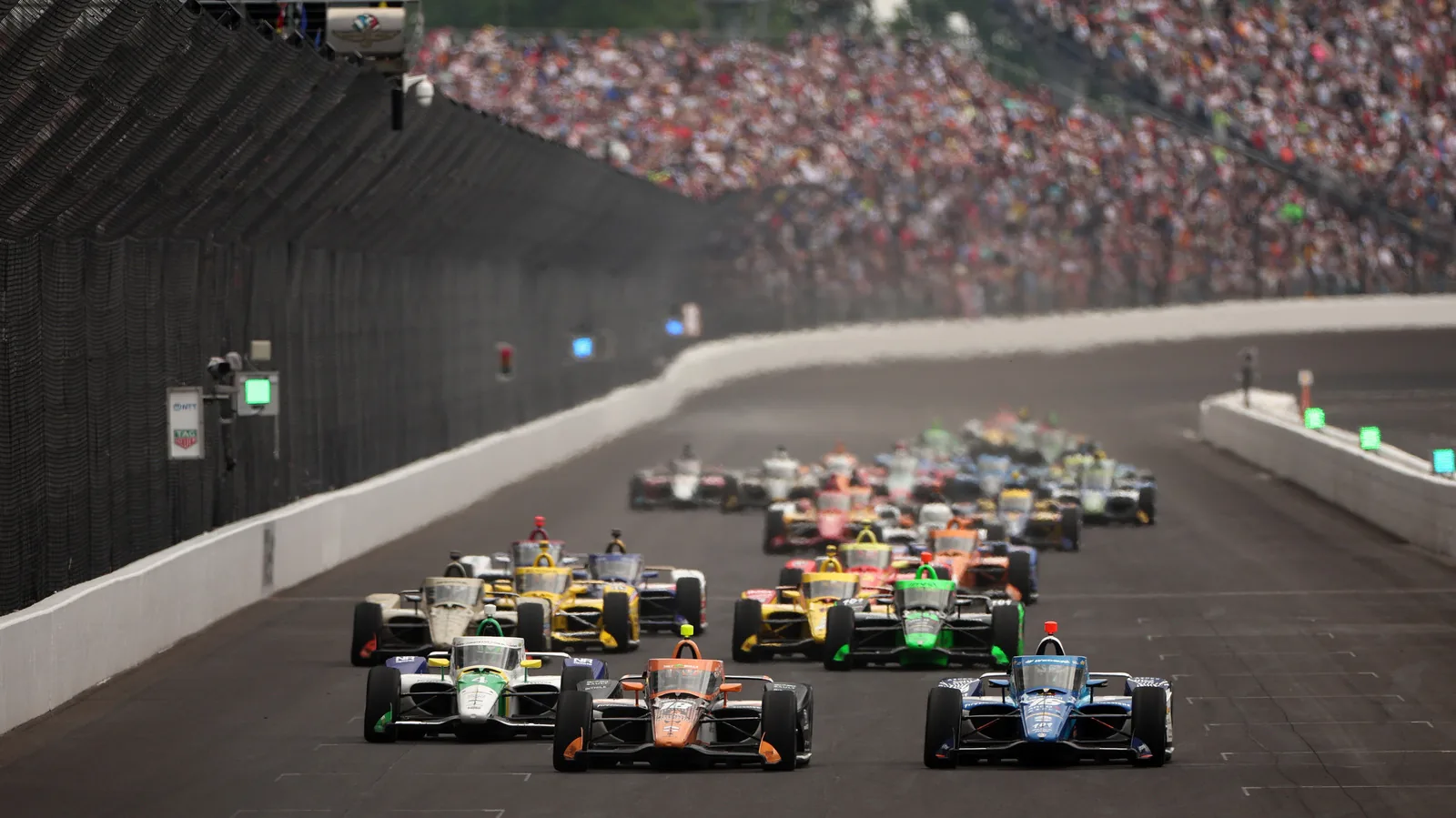 IndyCar Hibrit Dönüşümü: Yarış Teknolojisi Sokaklara Nasıl Taşınacak?