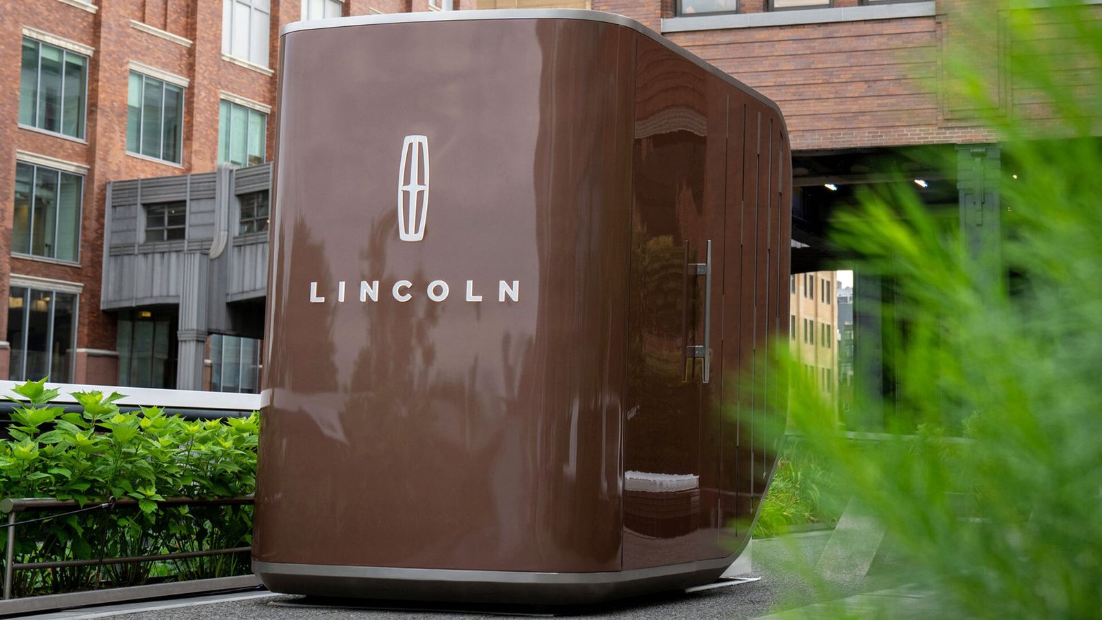 Lincoln'den Sokak Ortasında Ultra Lüks Sığınak: Tasarımı Şaşırttı!