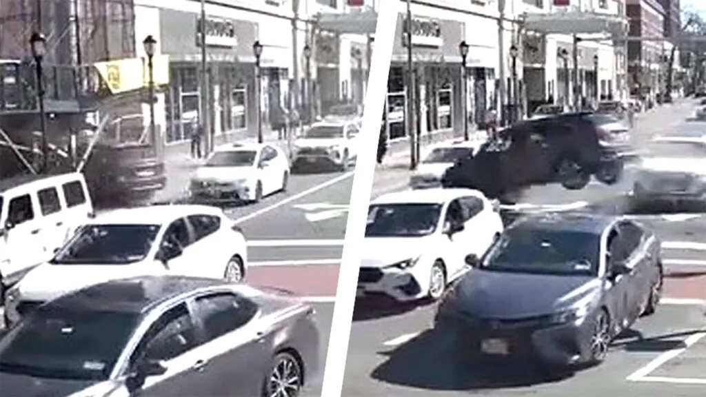New York'ta SUV Kavşaktan Uçtu: Yayalar Dondu Kaldı