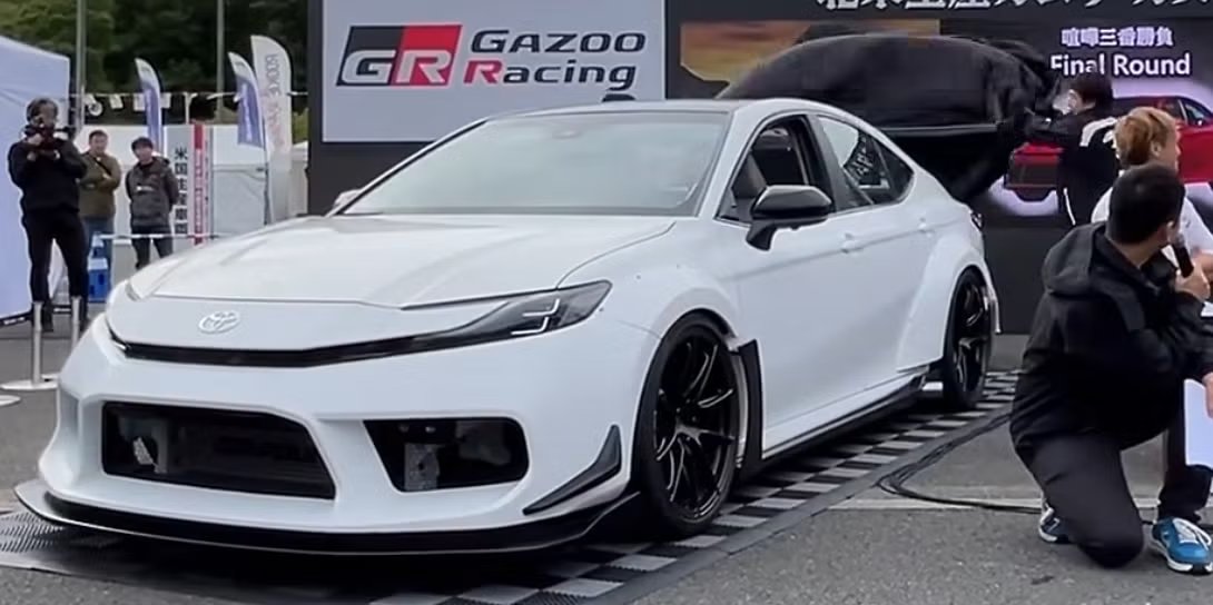 Toyota'dan 700 Beygirlik Canavar: İki Motorlu ve 7 Silindirli Camry Konsepti